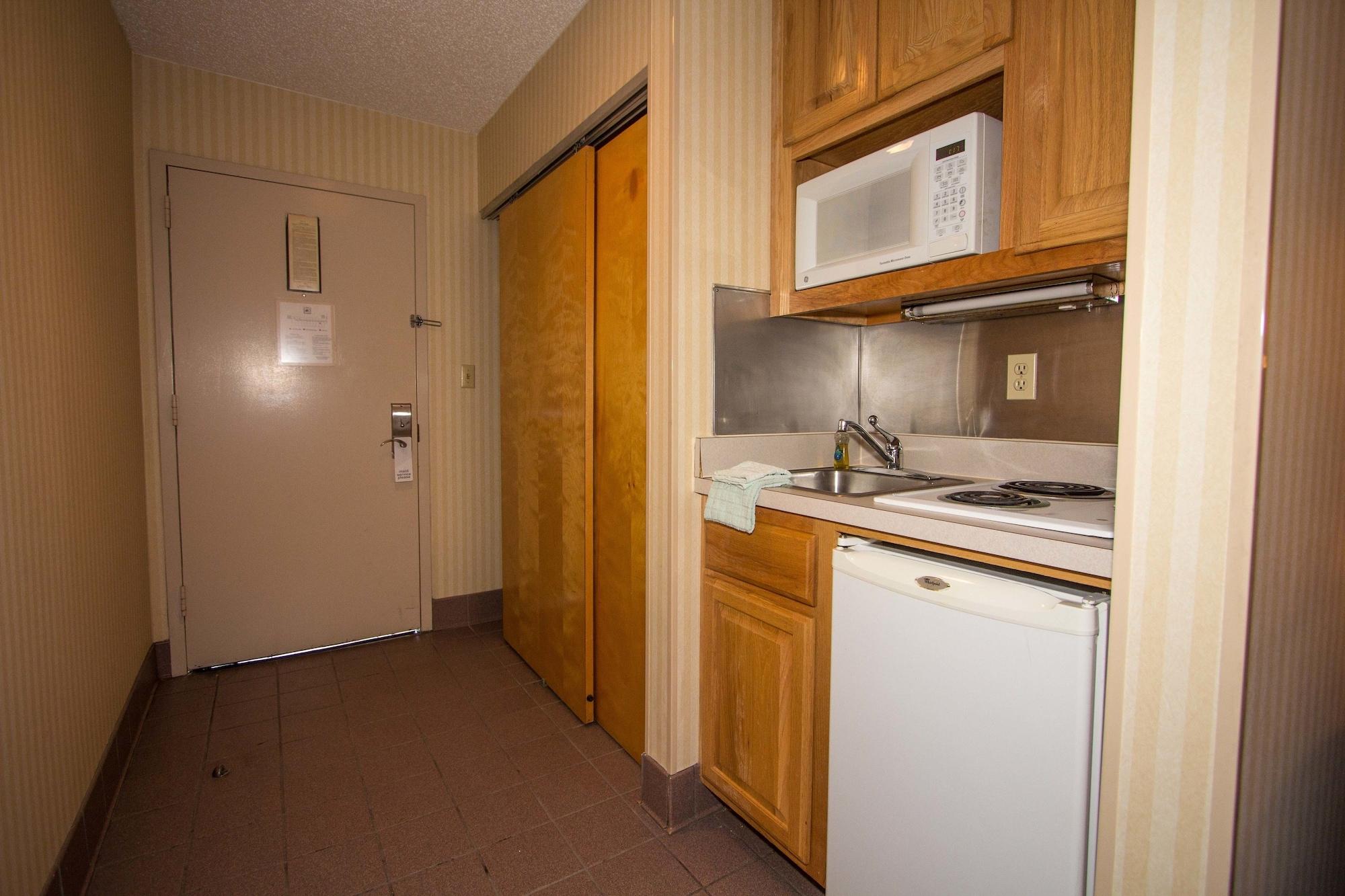 Red Roof Inn & Suites Newport News Zewnętrze zdjęcie