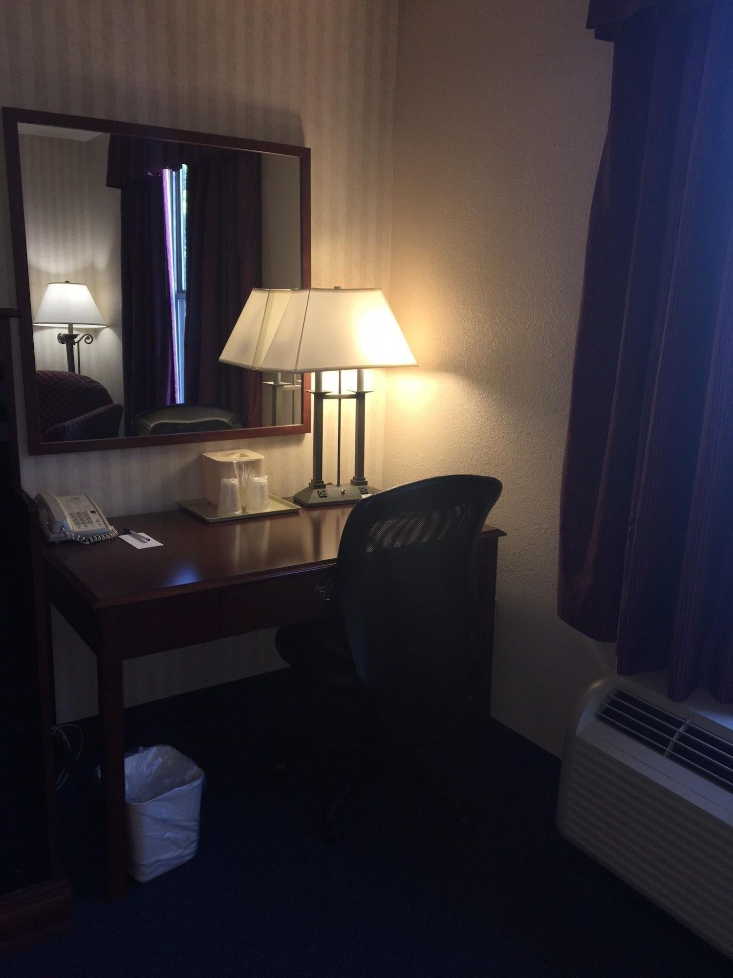 Red Roof Inn & Suites Newport News Zewnętrze zdjęcie