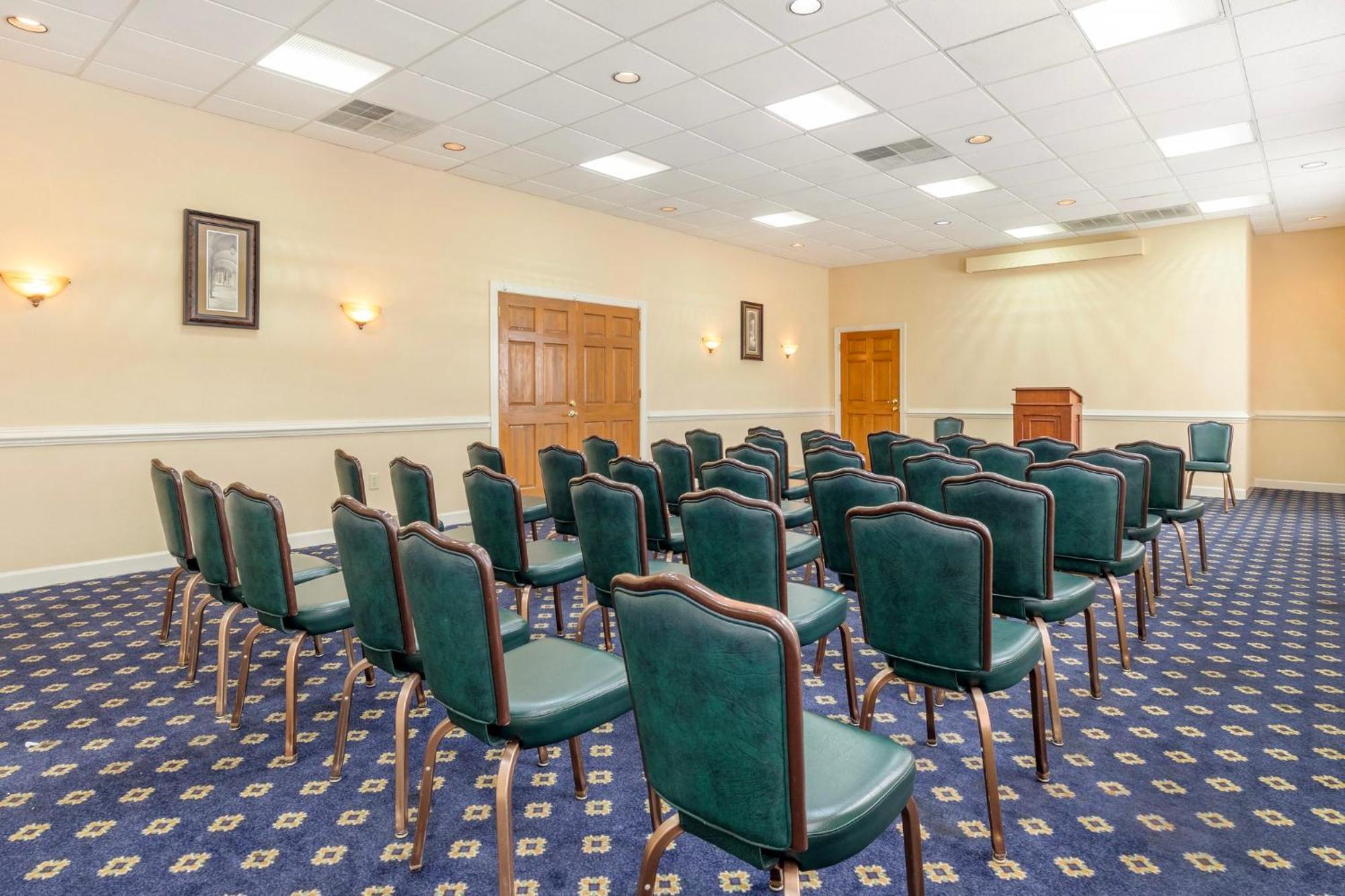 Red Roof Inn & Suites Newport News Zewnętrze zdjęcie
