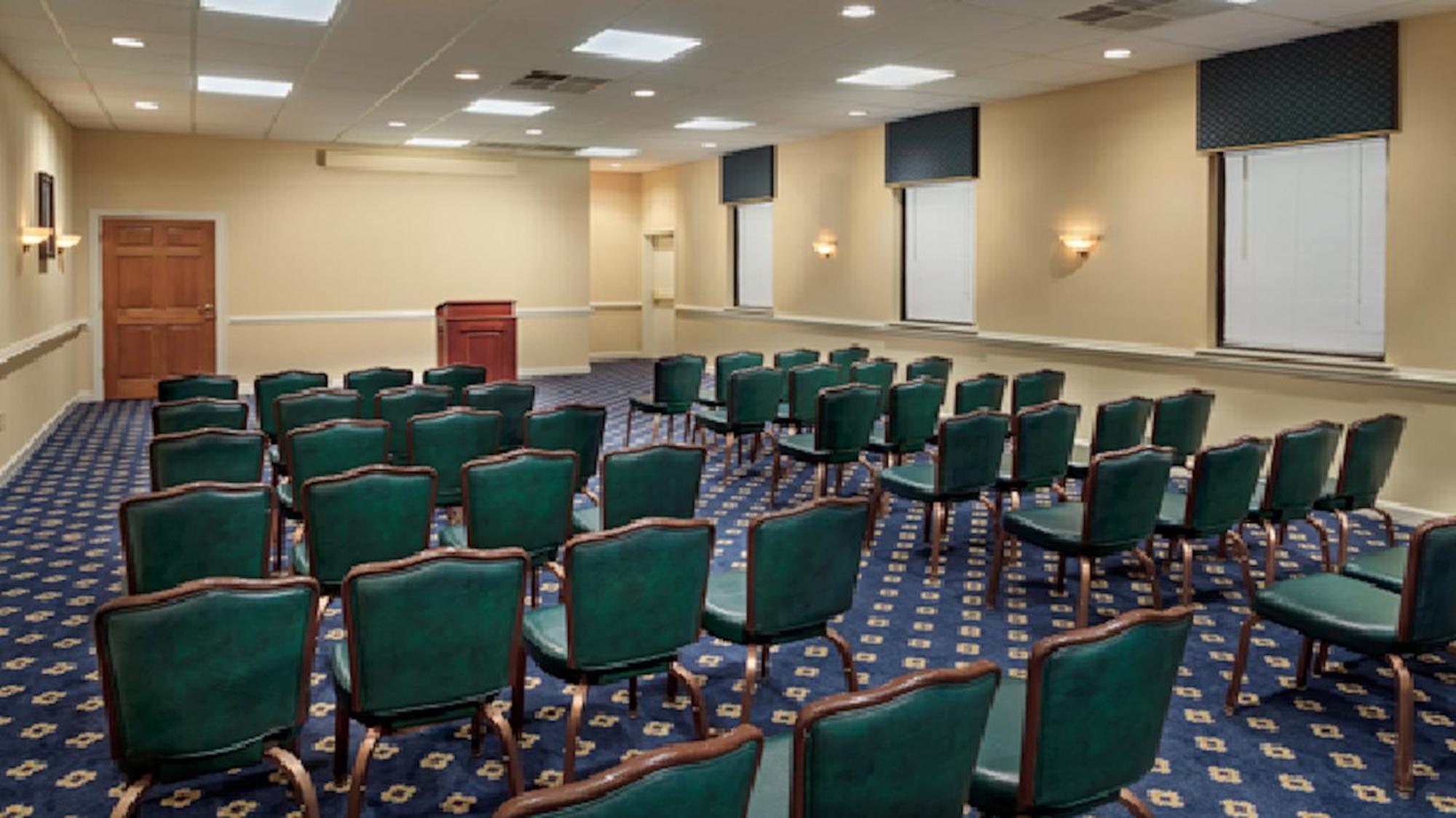 Red Roof Inn & Suites Newport News Zewnętrze zdjęcie